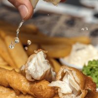 British,Traditional,Crispy,Fish,And,Chips,With,Mashed,Peas,,Tartar